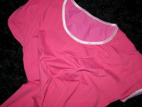 Extra kvalitné tričko malinovej farby od sciesser, s