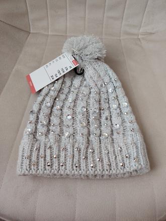 Nová sivá čiapka s brmbolcom a s ozdobnými kamienk, kik