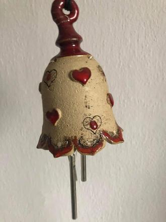 Krasna keramicka zvonkohra v tvare zvonceku so srd,