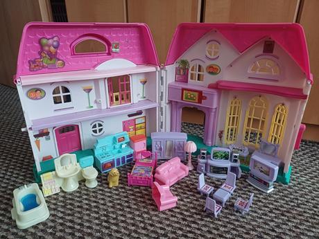 Domček s nábytkom a rodinkou, 