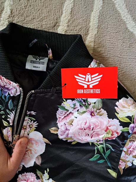 Kvietkovana bombera, s