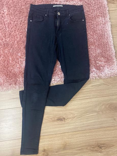 Čierne rifle s vysokým pásom, 36