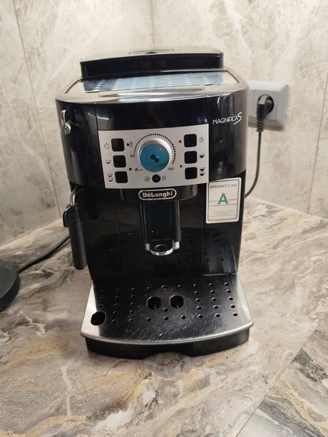 Kávovar delonghi magnifica,