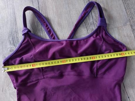 Bordovo fialové plavky, 42