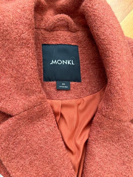 Škoricový kabát monki, s