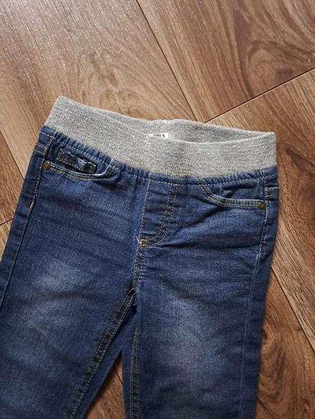 Pekné jegíny s trblietavým pásom, 104