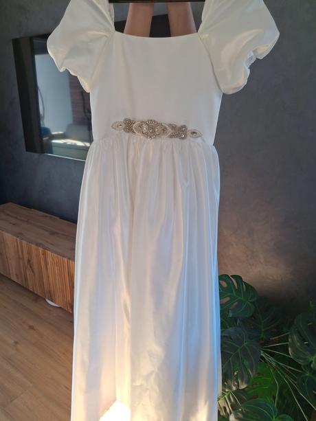 Šaty na 1.sv prijimanie, 152