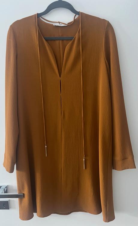 Horčicové šaty s retiazkou, mango,s