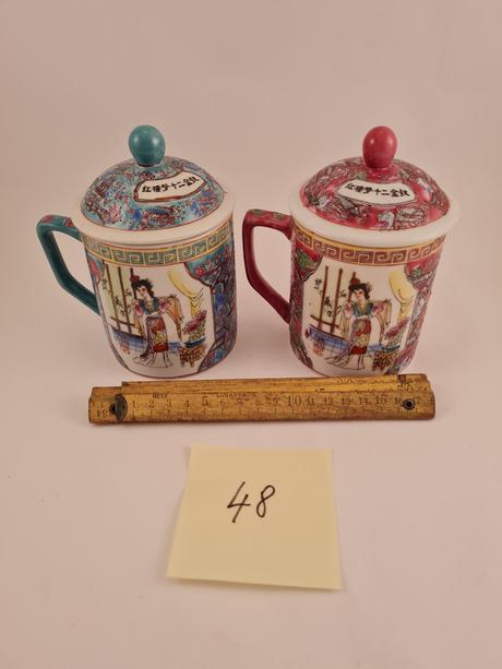 Duo porcelánovych čínskych hrnčekov s viečkom, 