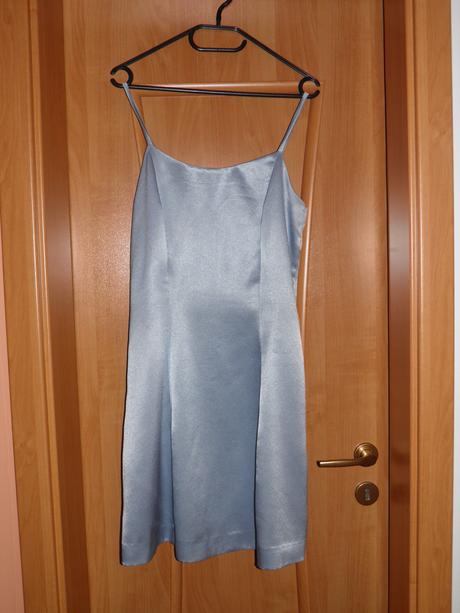 Bledomodré krátke saténové šaty, l