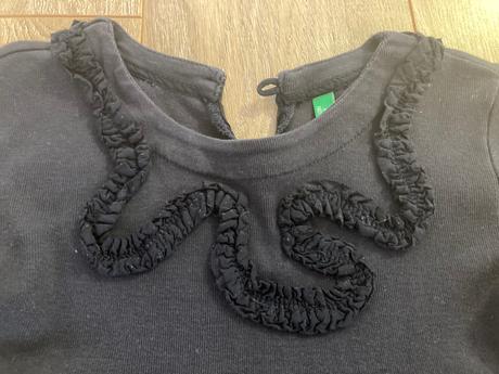 Cierne saty s vysivkou, benetton,104