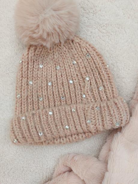 Šál s brmbolcami, f&f,92