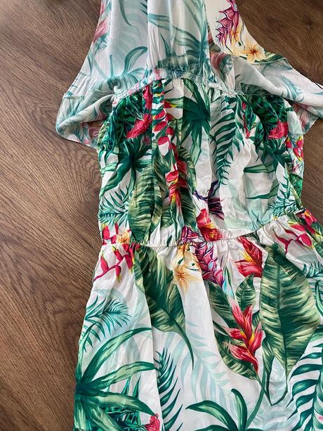 Dlhé kvetinové šaty uni s volanom na prsiach, 