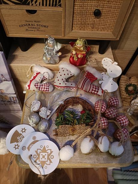 Ozdoby spolu 25 kusov za 8e,