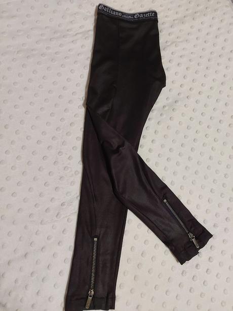 Lesklé legíny john galliano, 110