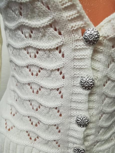 Biely svetrík s bundičkou, m