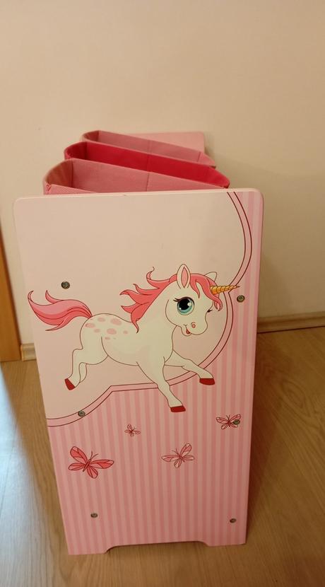 Dievčenský úložný regál,