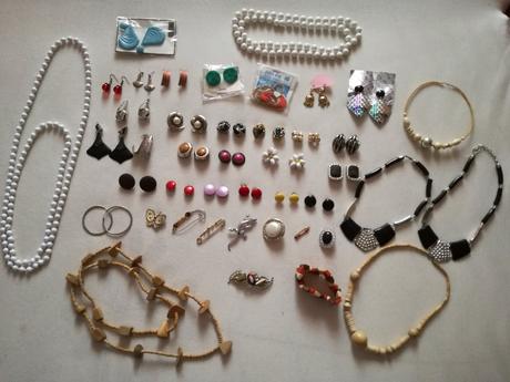 Bižutéria a retro kúsky, aj nové.,