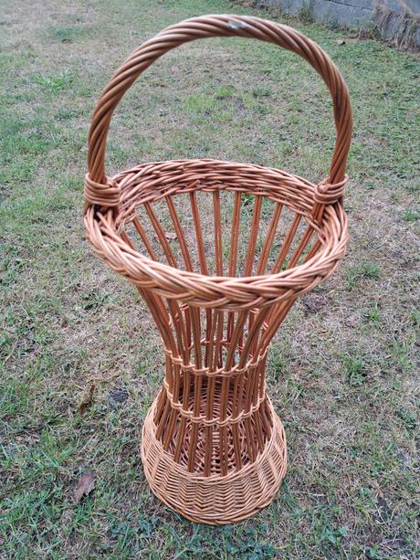 Pruteny kosik na kvety,