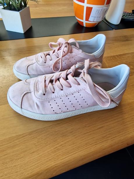 Dievčenské plátenky, 35