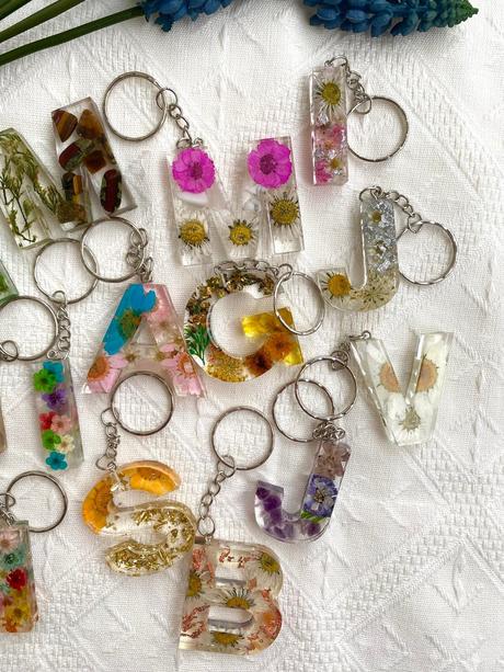 Ručne vyrobené živicové kľúčenky, 