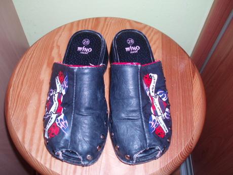 Dievčenské šlapky vyzerajú ako dreváčiky, 28