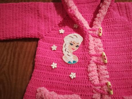 Háčkovaný kabátik v štýle frozen 04, 