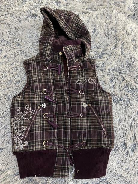 Dievčenská vesta, 158