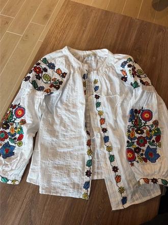 Biela esq košeľa s farebnými výšivkami a balónovým, l