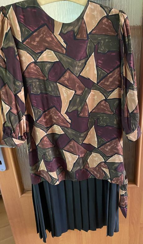 Kvalitné podšité šaty s plisovanou sukňou v. 48, 48