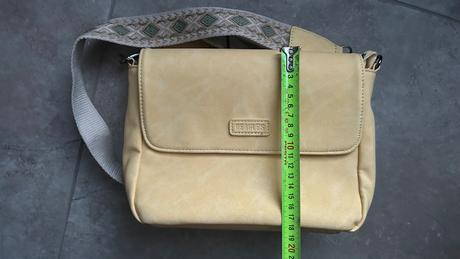 Pastelovo zlta crossbody kabelka s krasnym popruho,