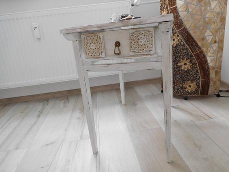 Stolík príručný drevený,, 