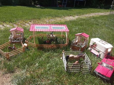 Schleich auto s prívesom, kone, jazdci, stajne,
