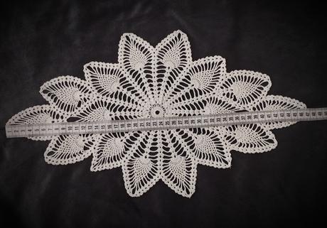 Béžový háčkovaný obrus/háčkovaná dečka 1,