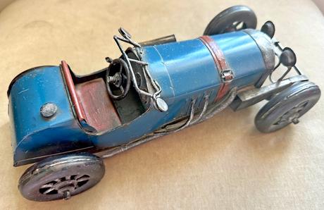 Starožitné plechové auto,