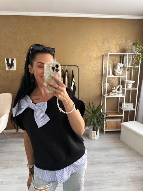 Mikinka s mašličkou,