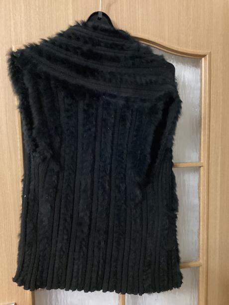 Pletená vesta s kúskami kozusinky, m