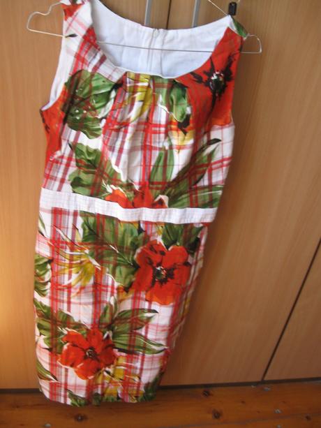 Zaujímavé dámske šaty, s