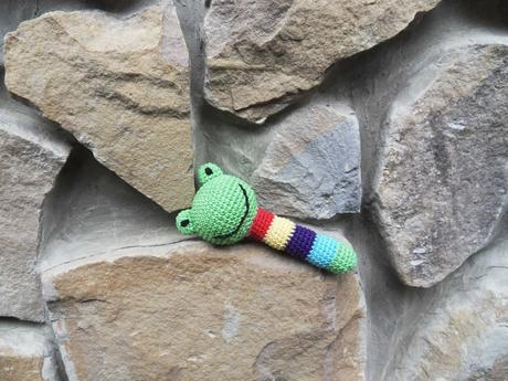 Háčkovaná hrkálka žabka - ručne vyrobená,