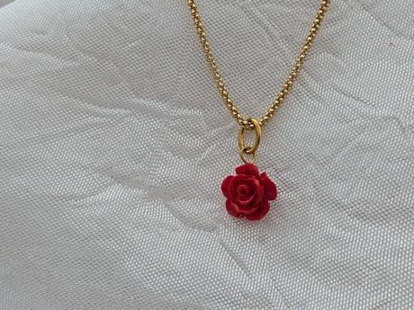 Prívesok ruža s pozlátenými detailami, 