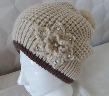 Dámska čiapka s kvetom,