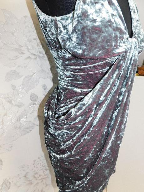 Trendy elegantne zamatove saty, 36