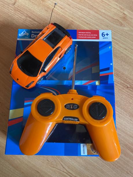 Auto na dialkové ovládanie, 
