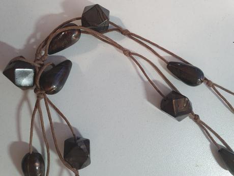 Hnedý korálkový náhrdelník,