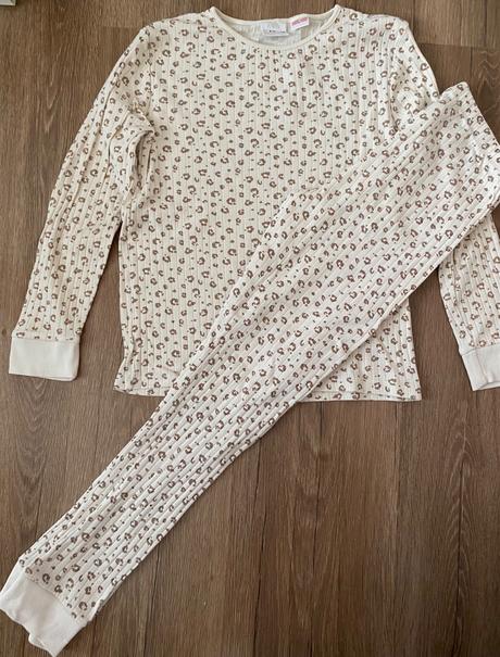 Vrubkovane pyžamo, zara,140