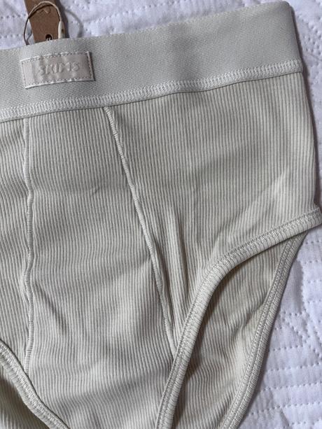 Vrúbkované vysoké nohavičky skims, s