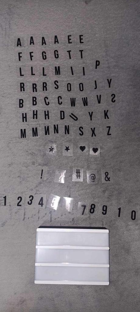 Tabuľka svietiaca s písmenkami,