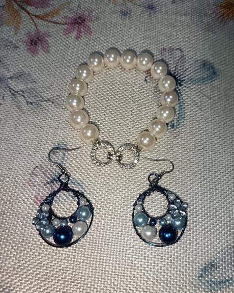 Náramok z náušnicami, 