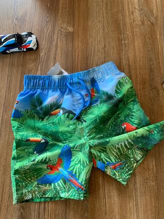 Krásne šortky na kupanie, 98