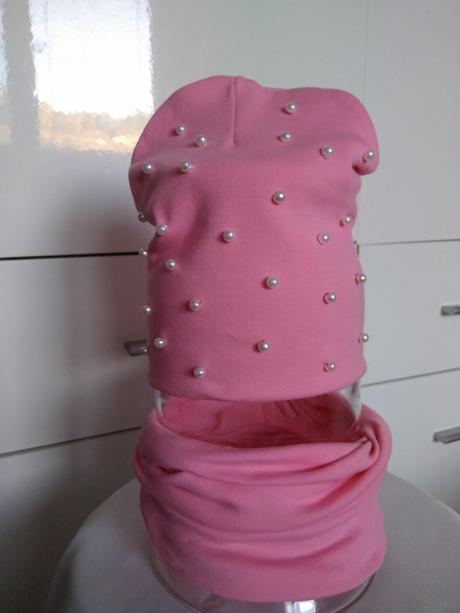 Čiapka s perličkami a nákrčníkom, 